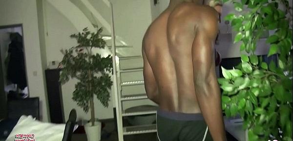 Mutter fickt den schwarzen Freund ihres Sohn mit dem Monster Schwanz - German Interracial